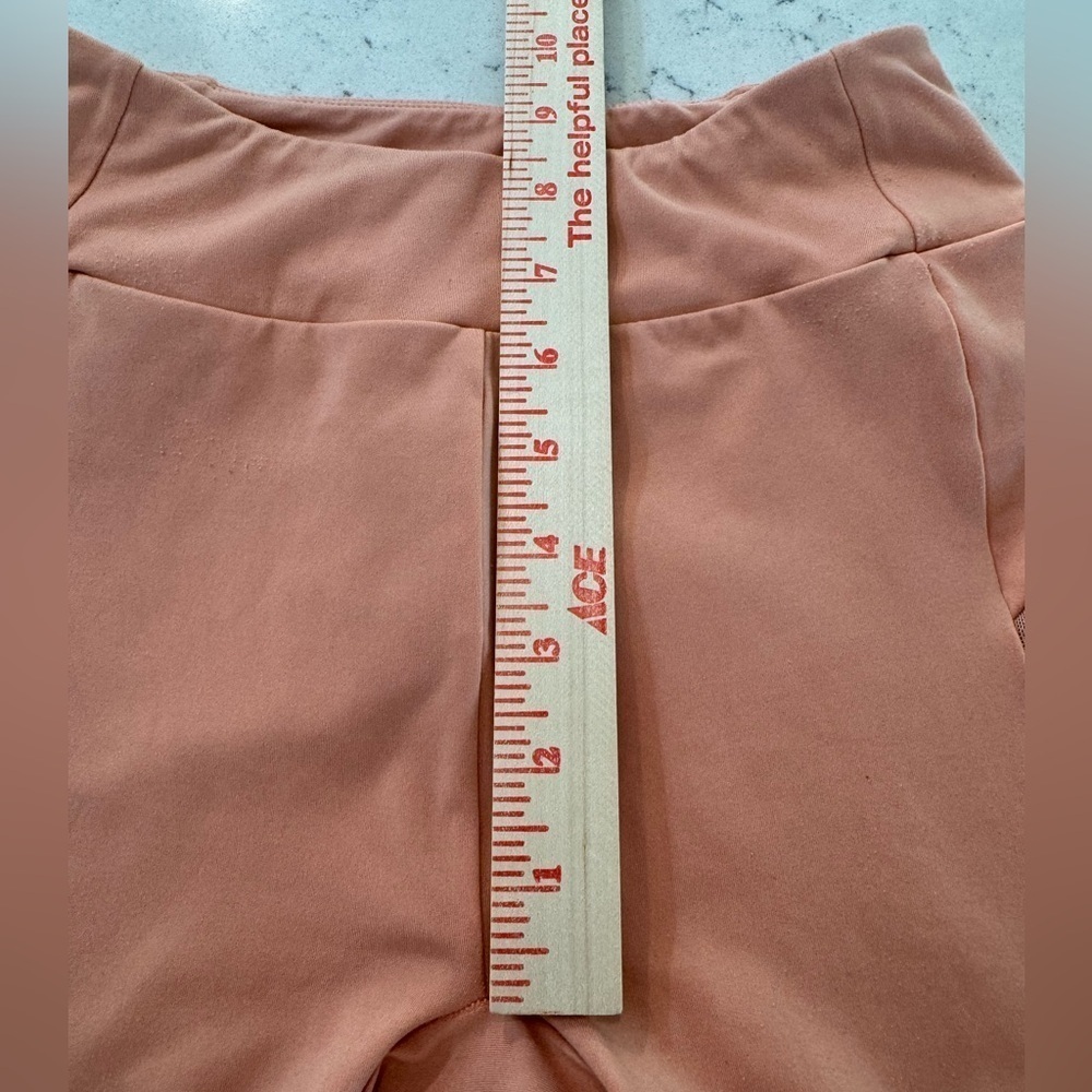 Gymshark Move Leggings - Sour
Bellini Peach Women’s Size Medium mesh insert - Picture 10 of 12